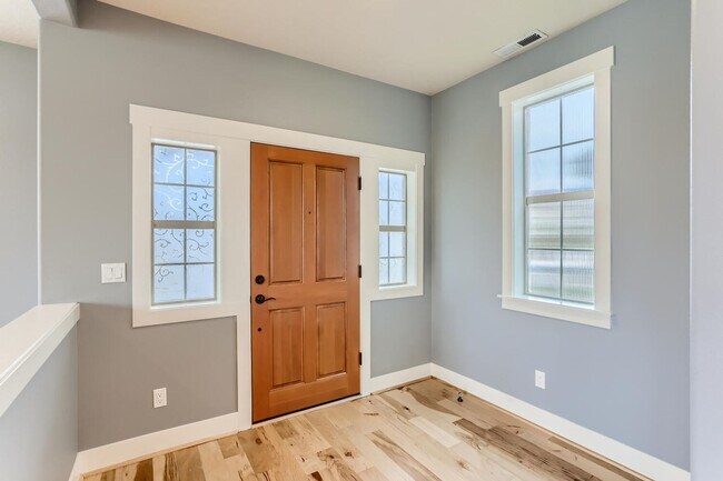 Foto del edificio - Elegant Orenco Home with Granite Kitchen, Fireplace & Private Greenspace