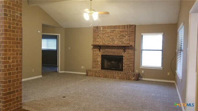 Foto del edificio - 329 Paisano St