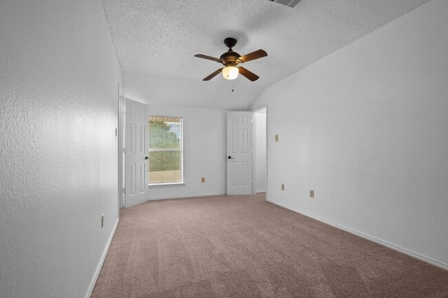 Building Photo - 2015 Breezewood Dr