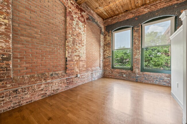 Building Photo - The Hartford Carriage House