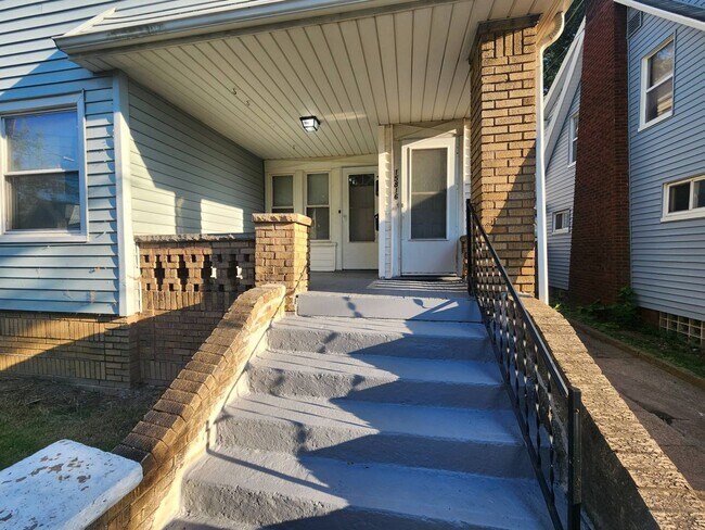 Foto del edificio - 15816 Grovewood Ave