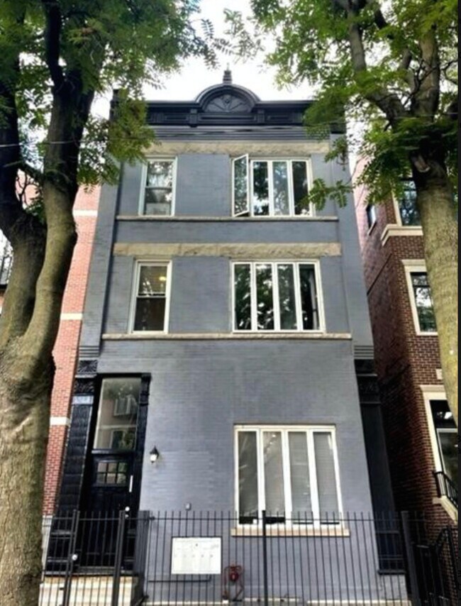 Building Photo - 2432 W Cortez St