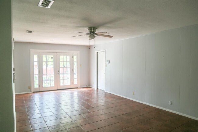 Foto del edificio - 6309 Craigwood Cir