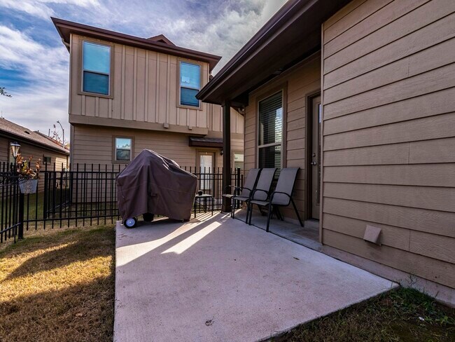 Building Photo - 7233 Menchaca Rd