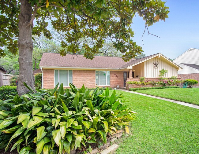 Building Photo - 614 Bendwood Dr