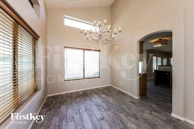 Foto del edificio - 13432 W Desert Ln
