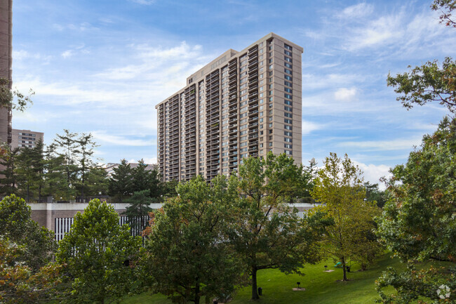 Building Photo - Skyline Plaza