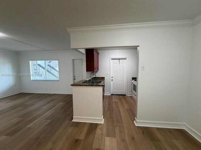 Foto del edificio - 1400 NE 56th St