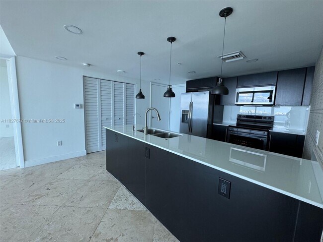 Foto del edificio - 665 NE 25th St