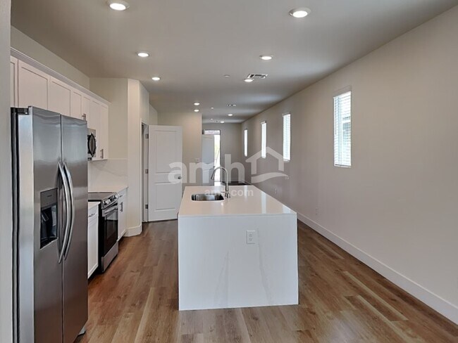 Foto del edificio - 510 Silverbell Fls Pl