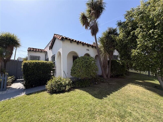 Foto del edificio - Charming 2 Bed Home with A/C, 2 Car Garage, Huge Yard & In-Unit Laundry $1,000.00 Off One Month's...