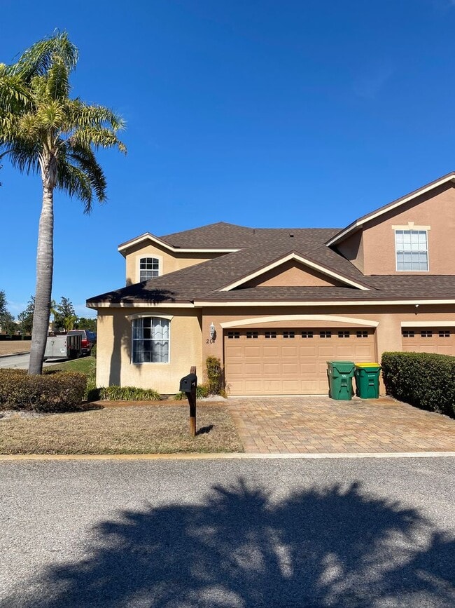 Building Photo - Lovely Carriage Home in Deland