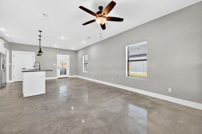 Building Photo - 1431 S 7th Ave