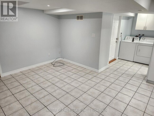 Building Photo - 28 Iles St