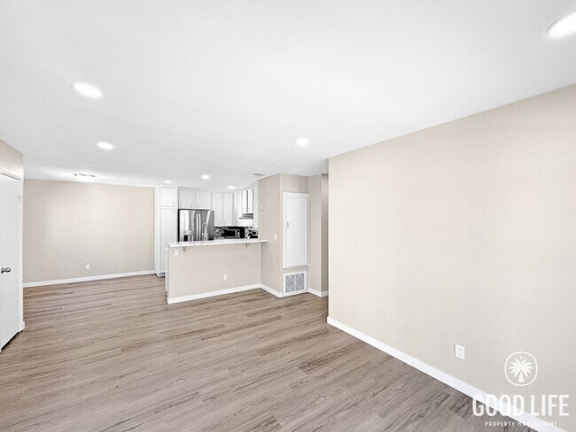 Foto del edificio - Stunning 3BD/2BA 2nd Floor Condo in Chula Vista W/ A/C, W/D, 2 Balconies, Community Pool & Spa!