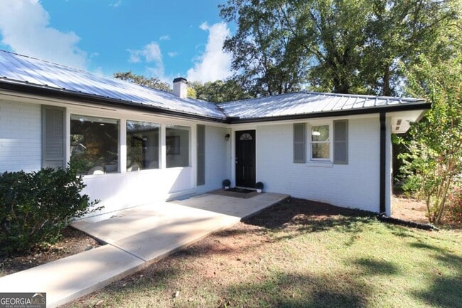 Building Photo - 1092 West Lake Dr