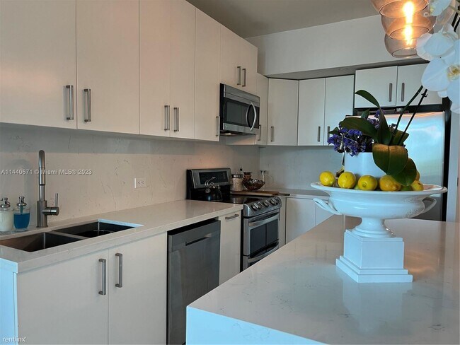 Foto del edificio - 1 br, 1 bath Condo - 350 S Miami Ave Apt 3007