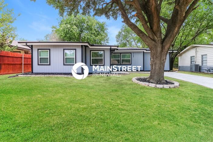 Foto principal - 4 Bedroom Pet-Friendly Home in Arlington, TX with Main Street Renewal