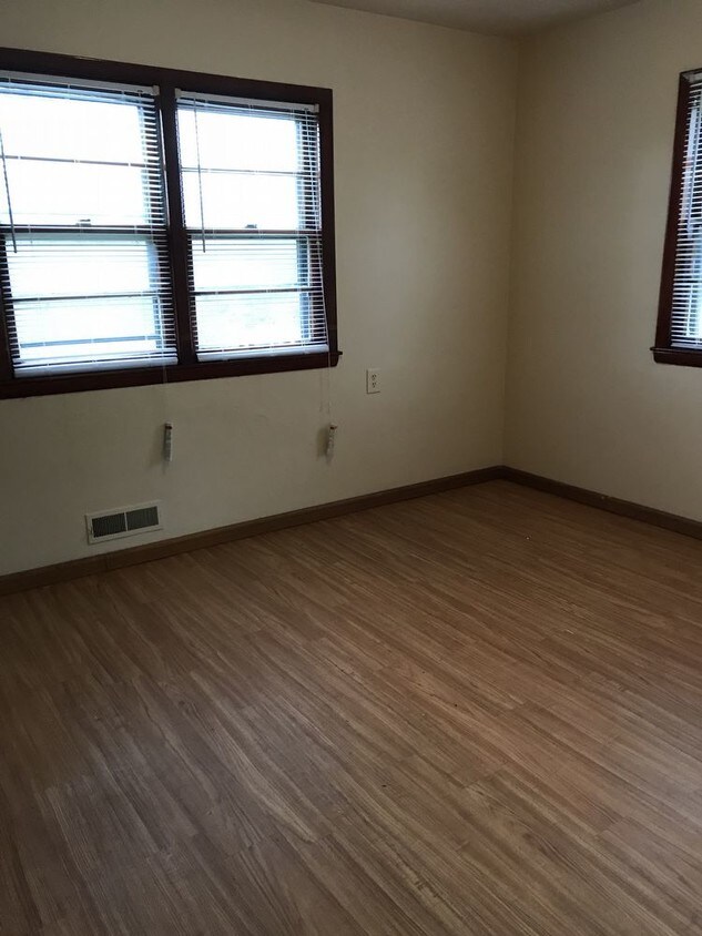 Building Photo - 3532A S 22nd Street - 2 Bedroom Upper