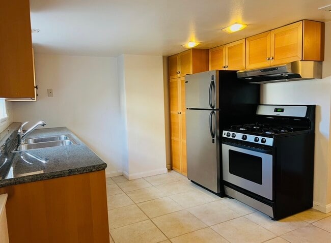 Building Photo - 2071 Clinton Ave