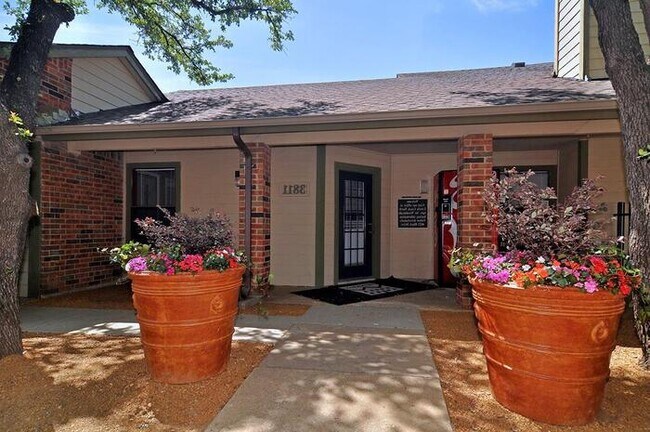 Foto del edificio - 3811 Block Dr