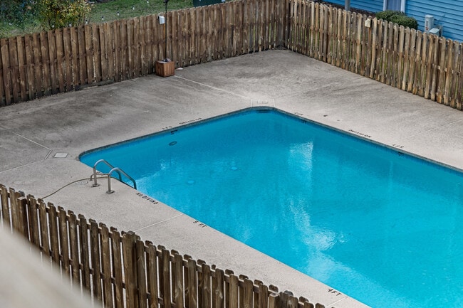 Common-area pool. - 4240 Wilshire Blvd