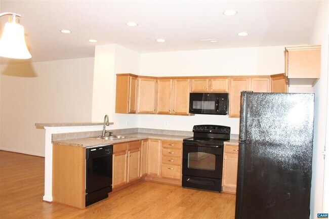 Foto del edificio - Two story townhouse w/ 3 bedrooms,2.5 baths