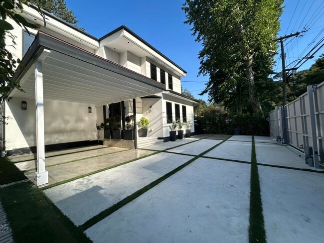 Building Photo - 1734 N Beverly Glen Blvd