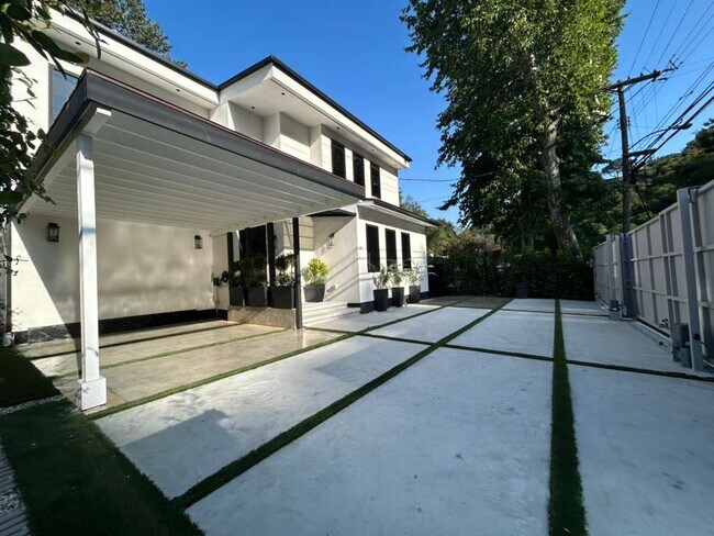 Foto del edificio - 1734 N Beverly Glen Blvd