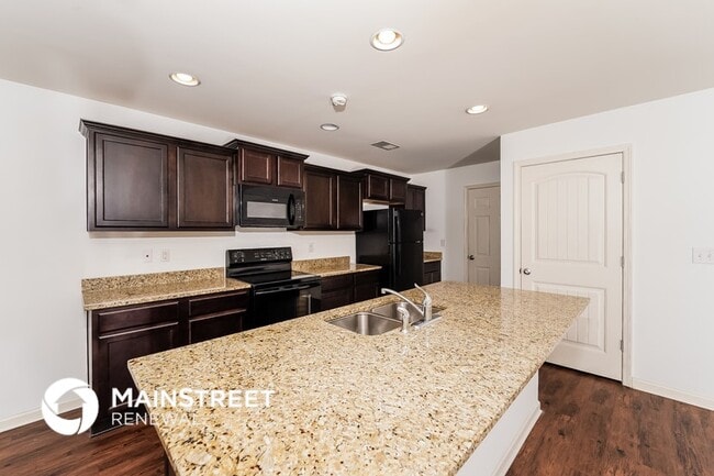 Building Photo - 915 Hawthorn Ln