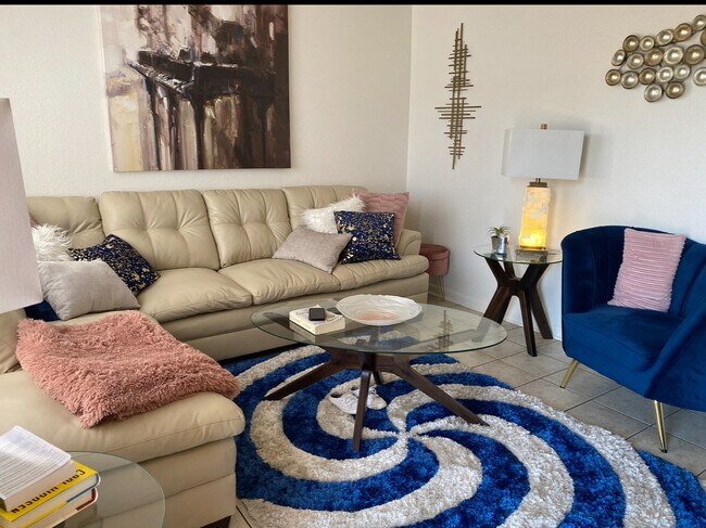 Sala de estar preparada para casa adosada - Green Ridge Apartments