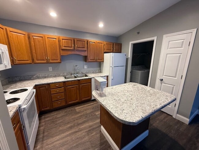 Foto del edificio - 102-116 Goldenrod Dr.