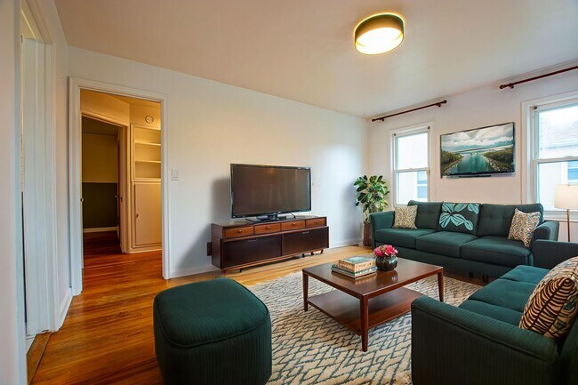 Building Photo - Adorable 2 Bedroom / 2 Bath Home in Aksarben with Washer/Dryer and Fenced Backyard!