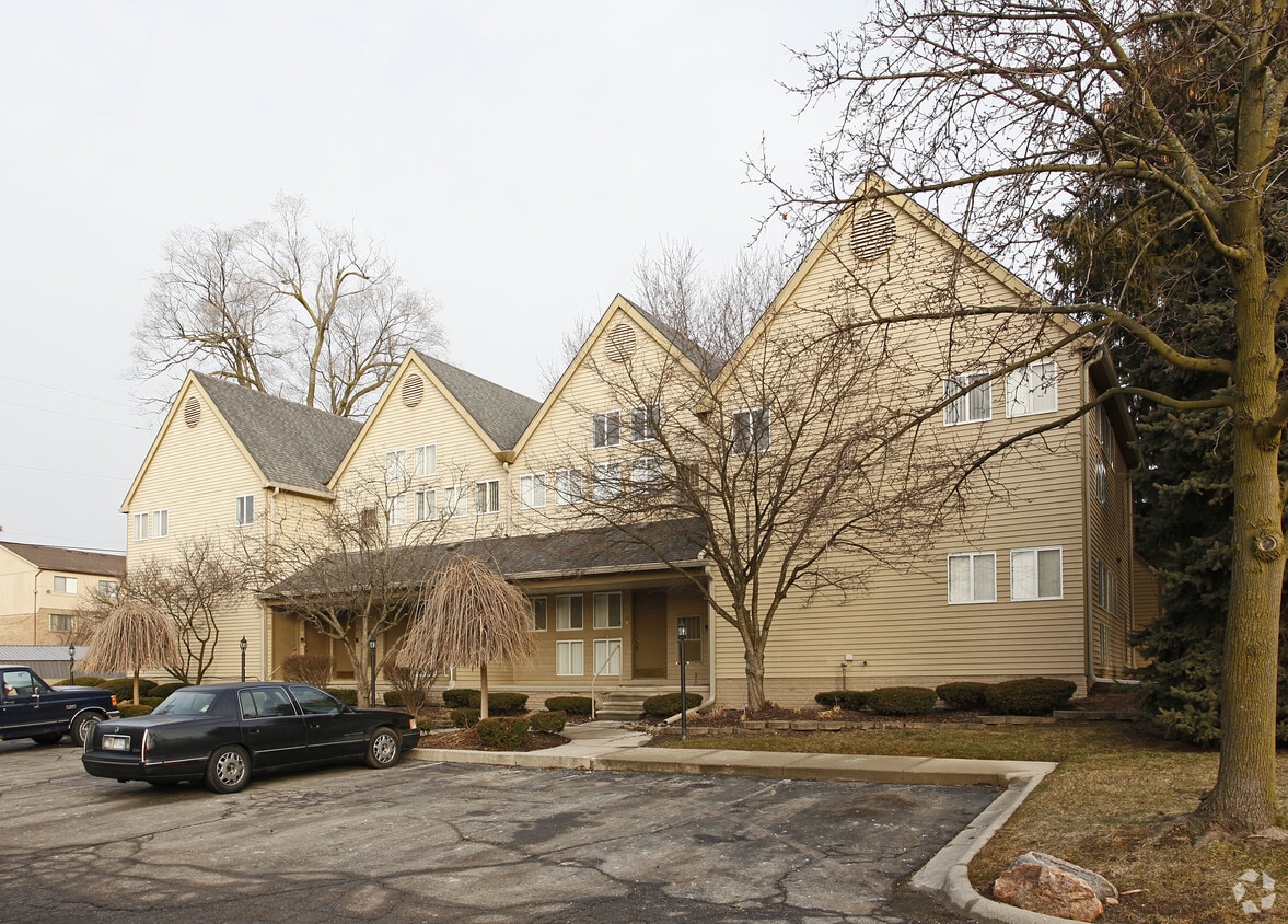 Primary Photo - Rollcrest Apartments