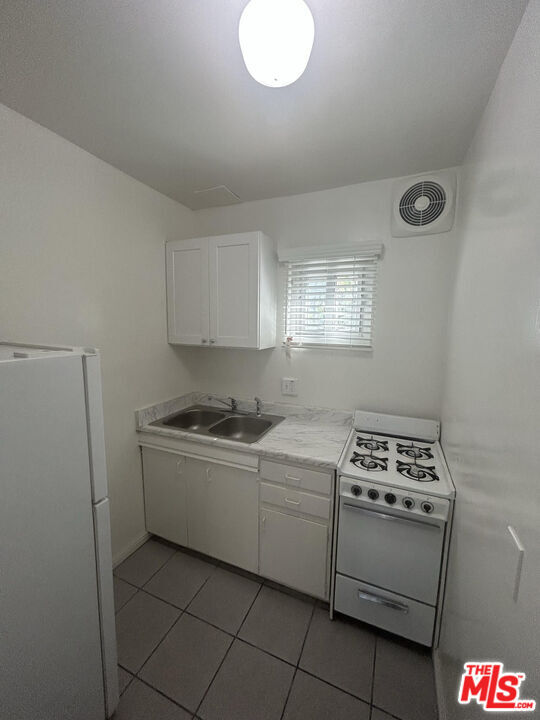 Building Photo - 818 E Nutwood St
