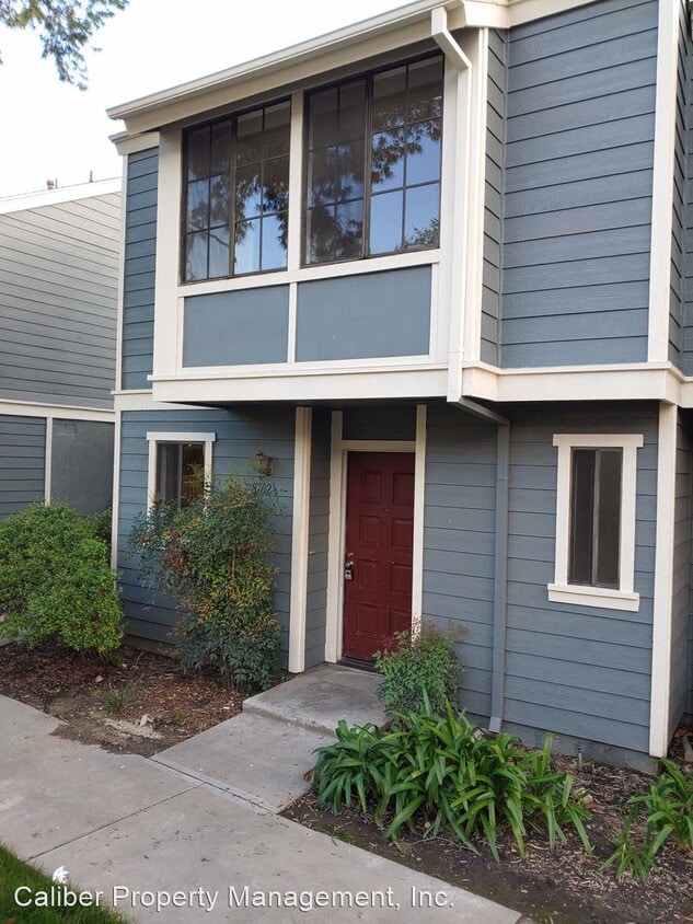 Primary Photo - 2 br, 1.5 bath House - 8762 1/2 Pinecrest ...