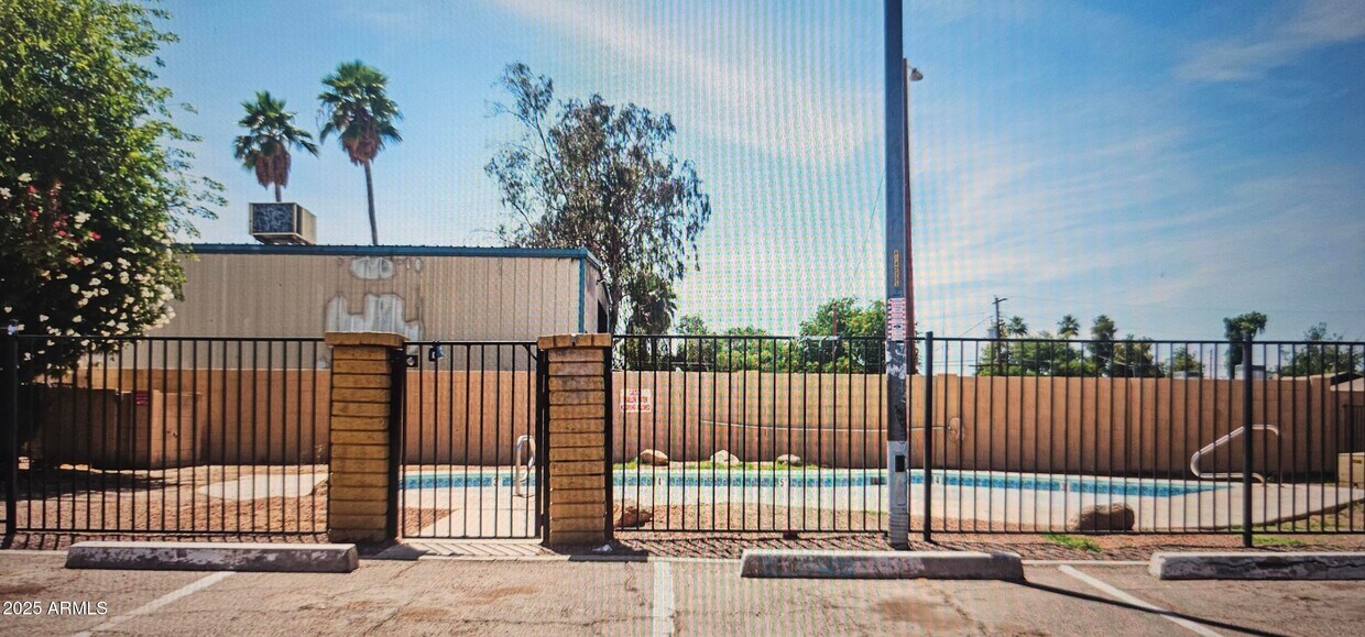 Building Photo - 2333 W Glenrosa Ave