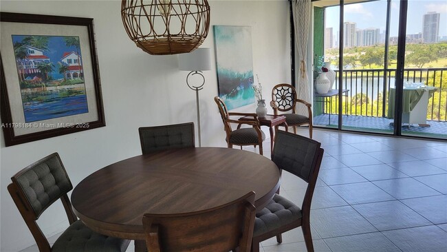Foto del edificio - 3475 N Country Club Dr