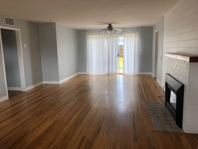Building Photo - Charming Home w/ Large Yard - Available SOON