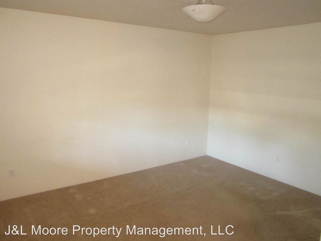 Building Photo - 871 Valley View Dr