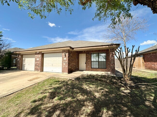 Building Photo - 1111 Cinch Dr