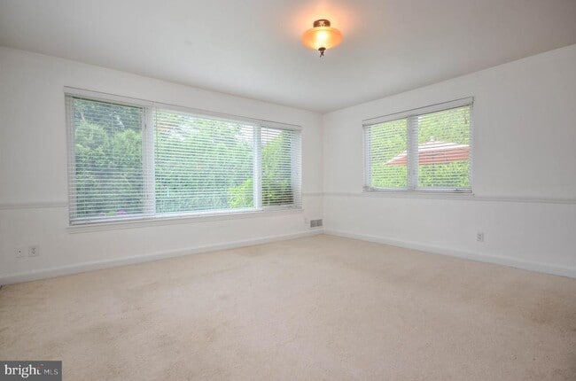 Building Photo - 3313 W Coquelin Terrace