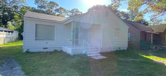 Building Photo - 2343 Huggins St