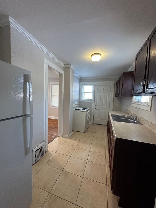 Building Photo - 2 bedroom home