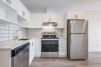 Building Photo - 5915 Boul Décarie