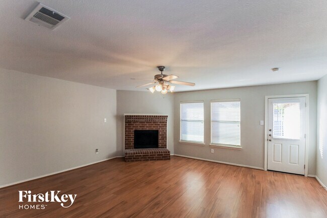 Foto del edificio - 503 Cypress Ct