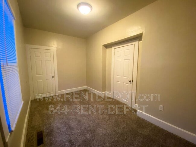 Building Photo - 1626 E Division St