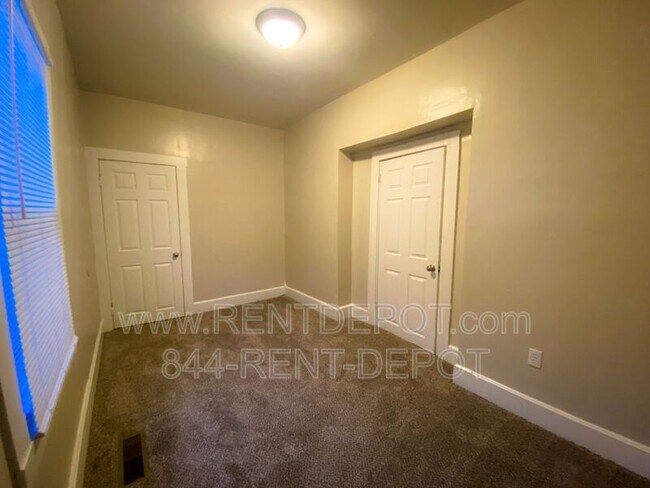 Foto del edificio - 1626 E Division St