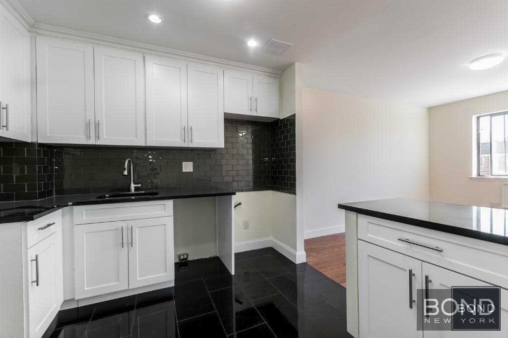 Building Photo - Huge, Beautiful 3 Bedroom!