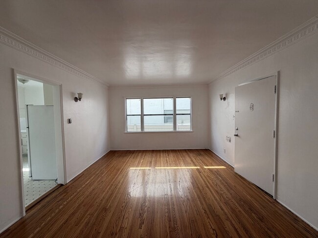 Building Photo - 820 N Edinburgh Ave